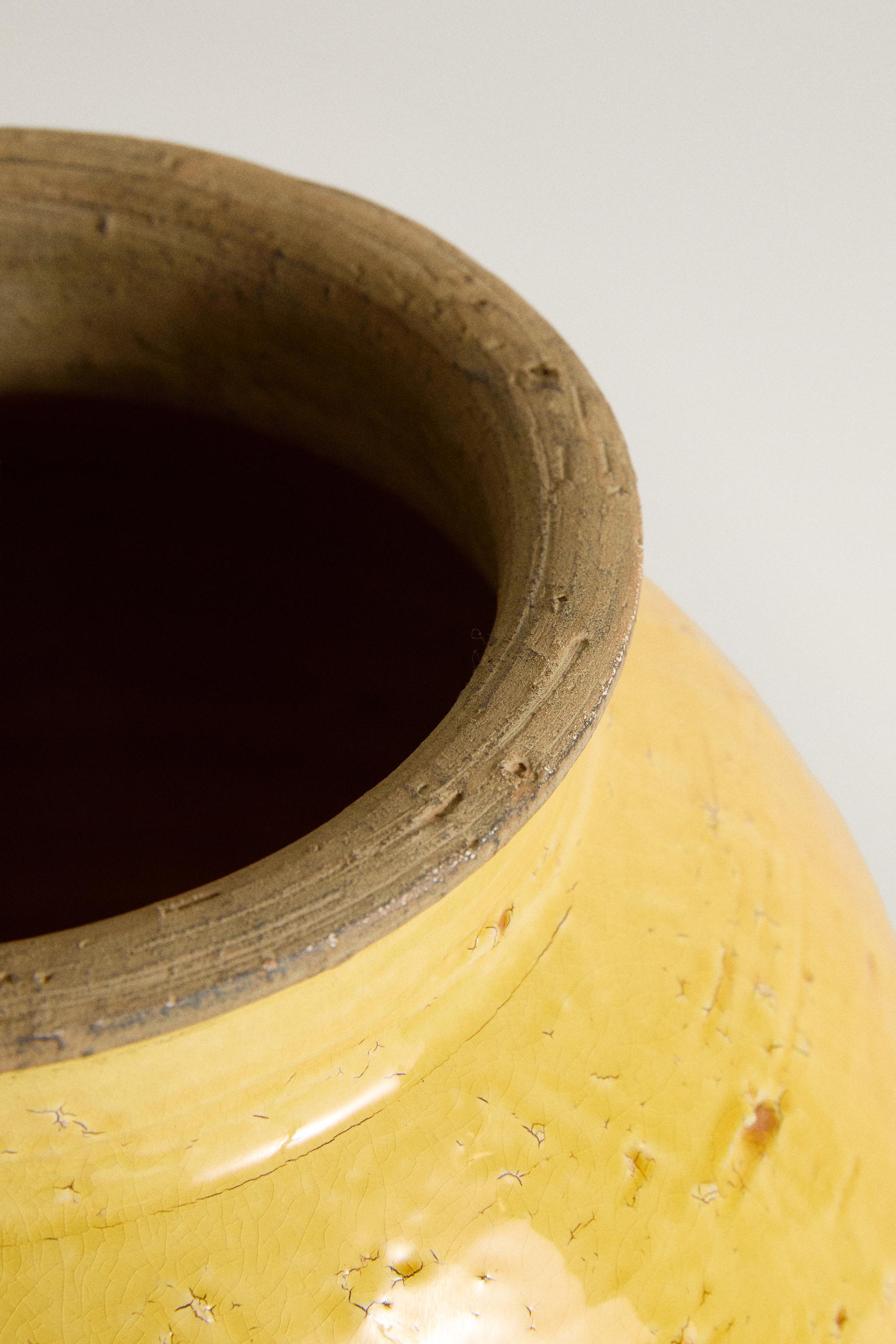 ROUND DECORATIVE CERAMIC VASE